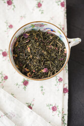 Teetasse mit chinesischem Grüntee und Rosenblättern - MYF000672