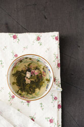 Teetasse mit chinesischem Grüntee und Rosenblättern - MYF000673