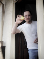 Mann hält Apfel - EVGF000982