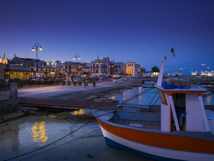 Italien, Sizilien, Provinz Palermo, Mondello, Hafen am Abend - AMF003117