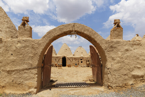 Türkei, Anatolien, Südostanatolien, Provinz Sanliurfa, Harran, Bienenstockhäuser, Eingangstor - SIE006211