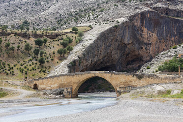Turkey, Anatolia, South East Anatolia, Adiyaman Province, Kahta, Severan Bridge and Cendere River - SIE006221