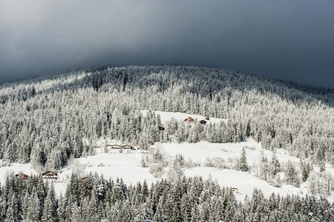 Österreich, Salzburger Land, Altenmarkt-Zauchensee, Bauernhöfe im Winter, lizenzfreies Stockfoto