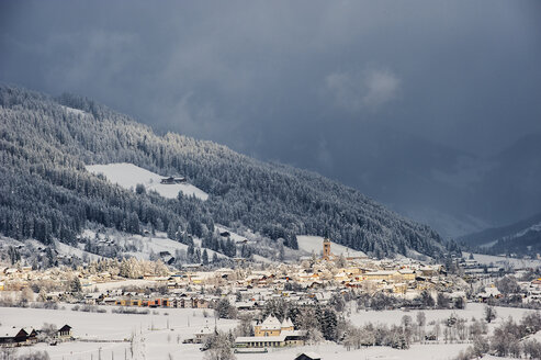 Österreich, Bundesland Salzburg, Blick auf Radstadt - HHF004938