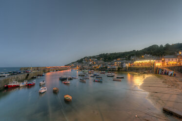 Vereinigtes Königreich, England, Cornwall, Mousehole, Fischerhafen bei steigender Flut - FRF000067