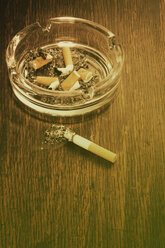 Ashtray with cigarette stubs - UWF000214