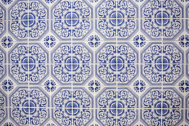 Portugal, Lagos, blau-weiße Azulejos, Nahaufnahme - KBF000230