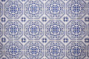 Portugal, Lagos, blue white Azulejos, close-up - KBF000230