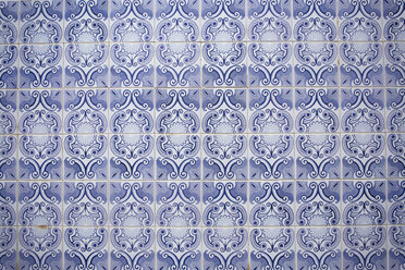 Portugal, Lagos, blau-weiße Azulejos, Nahaufnahme - KBF000231