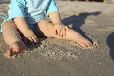 Kleines Mädchen spielt am Sandstrand - SHKF000052