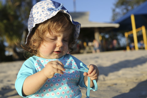 Baby Mädchen am Strand, lizenzfreies Stockfoto