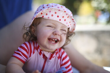 Porträt eines lachenden kleinen Mädchens auf dem Schoß der Mutter - SHKF000074