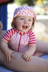 Porträt eines glücklichen kleinen Mädchens auf dem Schoß der Mutter - SHKF000075
