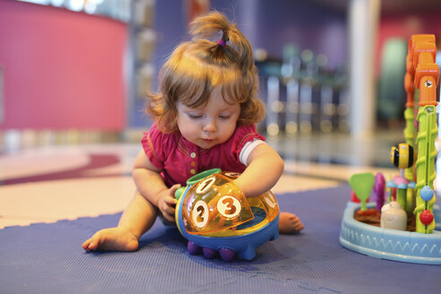 Ein kleines Mädchen spielt mit Spielzeug in einem Spielzimmer eines Kreuzfahrtschiffes - SHKF000080