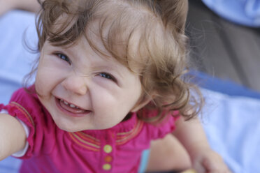 Porträt eines lächelnden kleinen Mädchens - SHKF000088