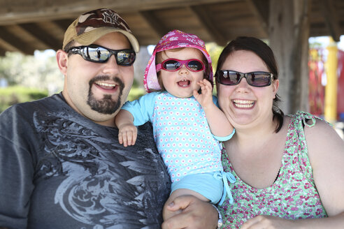 Father, mother and her little daughter wearing sunglasses - SHKF000096