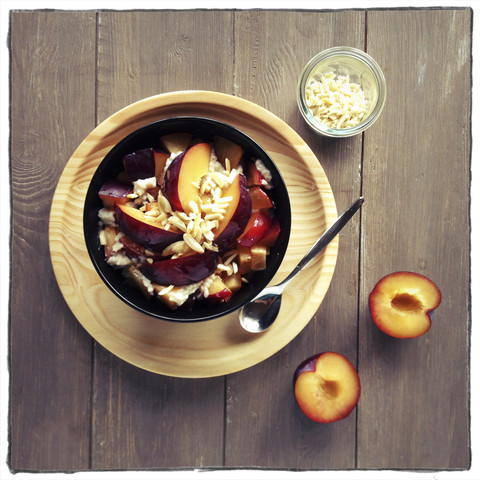 Porridge mit Pflaumen und Mandeln, lizenzfreies Stockfoto