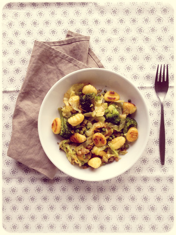 Gnocchi mit Brokkoli und Kraut, lizenzfreies Stockfoto