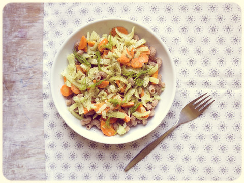 Nudeln mit Fenchel und Karotten, lizenzfreies Stockfoto