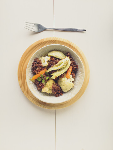 Roter Reis mit Fenchel, Blumenkohl und Karotten, lizenzfreies Stockfoto