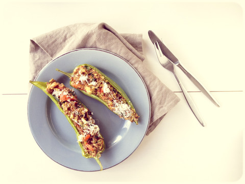 Paprika mit Reis-Zucchini-Füllung, lizenzfreies Stockfoto