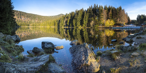 Deutschland, Bayern, Nationalpark Bayerischer Wald, Großer Abersee im Herbst, lizenzfreies Stockfoto