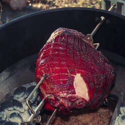 Schweineschinken vom Spieß über heißer Holzkohle gebraten - ABAF001554