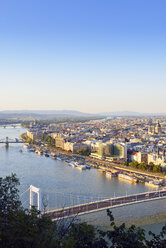 Ungarn, Budapest, Blick auf die Donau und Pest, Elisabethbrücke und Kettenbrücke, Stephansbasilika und Parlamentsgebäude - BRF000789