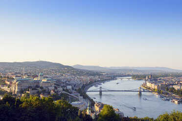 Ungarn, Budapest, Blick auf die Donau, Kettenbrücke, Budaer Burg und Parlamentsgebäude - BRF000790