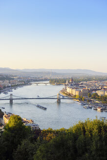 Ungarn, Budapest, Blick auf die Donau, Kettenbrücke, Stephansbasilika und Parlamentsgebäude - BRF000791