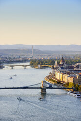 Ungarn, Budapest, Blick auf die Donau, Kettenbrücke und Parlamentsgebäude, Margaretenbrücke und Margareteninsel - BRF000792