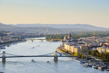Ungarn, Budapest, Blick auf die Donau, Kettenbrücke und Parlamentsgebäude, Margaretenbrücke und Margareteninsel - BRF000793