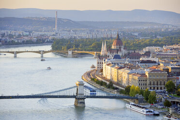 Ungarn, Budapest, Blick auf die Donau, Kettenbrücke und Parlamentsgebäude, Margaretenbrücke und Margareteninsel - BRF000795