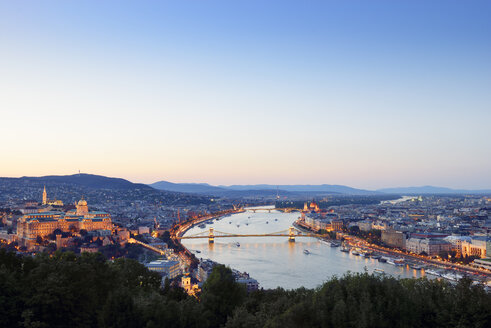 Ungarn, Budapest, Blick auf die Donau, Kettenbrücke, Budaer Burg und Parlamentsgebäude, Blaue Stunde - BRF000816