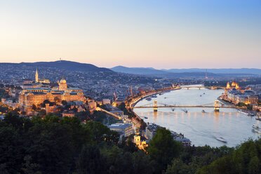 Ungarn, Budapest, Blick auf die Donau, Kettenbrücke, Budaer Burg und Parlamentsgebäude, Blaue Stunde - BRF000796