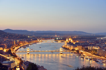 Ungarn, Budapest, Blick auf die Donau, Kettenbrücke, Margaretenbrücke und Parlamentsgebäude, Blaue Stunde - BRF000797