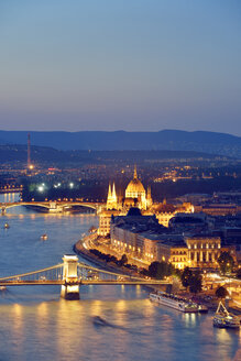 Ungarn, Budapest, Blick auf die Donau, Kettenbrücke, Margaretenbrücke und Parlamentsgebäude, Blaue Stunde - BRF000798