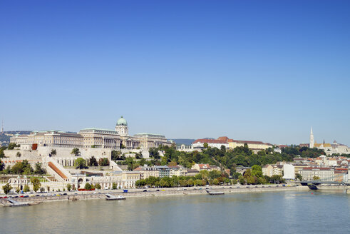 Ungarn, Budapest, Blick auf die Budaer Burg, Fluss Donau - BRF000802