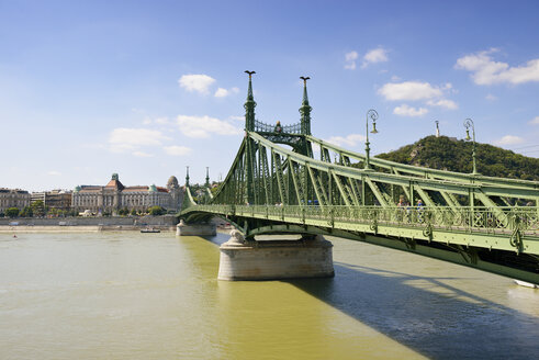 Ungarn, Budapest, Freiheitsbrücke, Gellertberg mit Freiheitsstatue - BRF000807