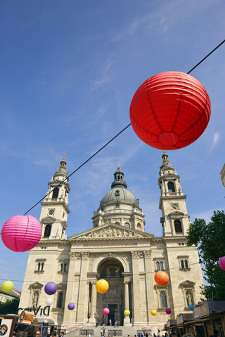 Ungarn, Budapest, St. Stephans Basilika und Lampions im Vordergrund, lizenzfreies Stockfoto