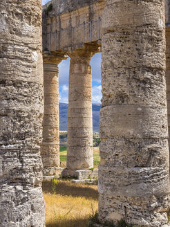 Italien, Sizilien, Calatafimi, Säulen des dorischen Tempels von Segesta - AMF003131