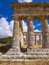 Italien, Sizilien, Calatafimi, Säulen des dorischen Tempels von Segesta - AM003132