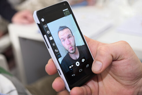 Selfie eines jungen Mannes auf dem Handydisplay - LAF001182