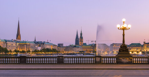 Deutschland, Hamburg, Binnenalster, Blick von der Lombardbrücke am Abend - RJF000346