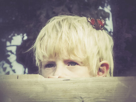 Junge mit Pfauenschmetterling auf dem Kopf - SARF000978