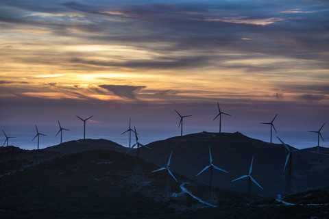 Spanien, Andalusien, Tarifa, Windpark im Abendlicht, lizenzfreies Stockfoto