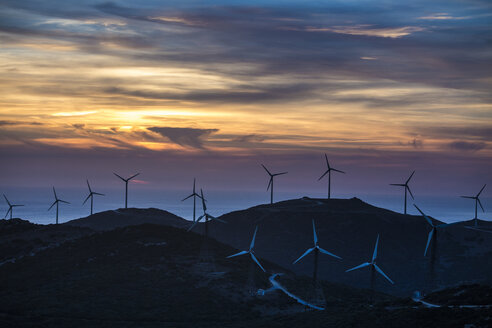 Spanien, Andalusien, Tarifa, Windpark im Abendlicht - KBF000239