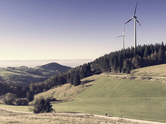 Deutschland, Breisgau-Hochschwarzwald, Holzschlaegermatte, Windkraftanlagen - DRF001157