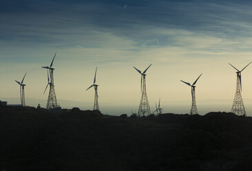 Spanien, Andalusien, Tarifa, Windpark im Abendlicht - KBF000241