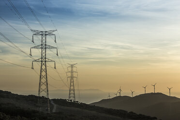 Spanien, Andalusien, Tarifa, Windpark und Strommasten im Abendlicht - KBF000243